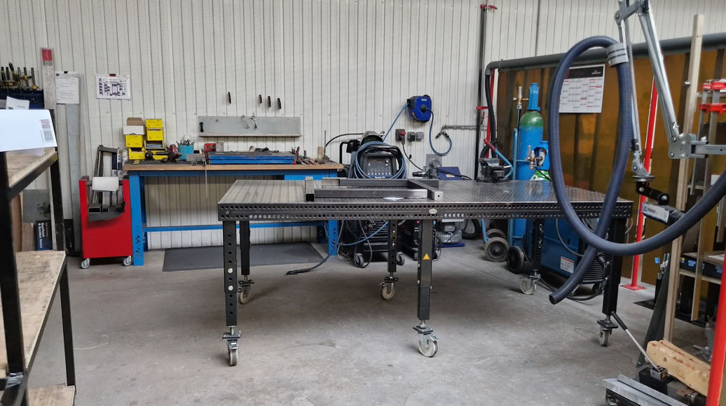 Photographie En Niveaux De Gris Des échafaudages