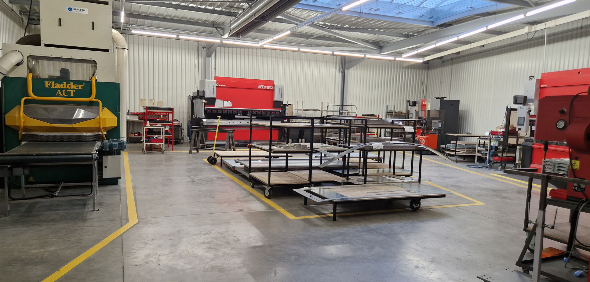 Photographie En Niveaux De Gris Des échafaudages