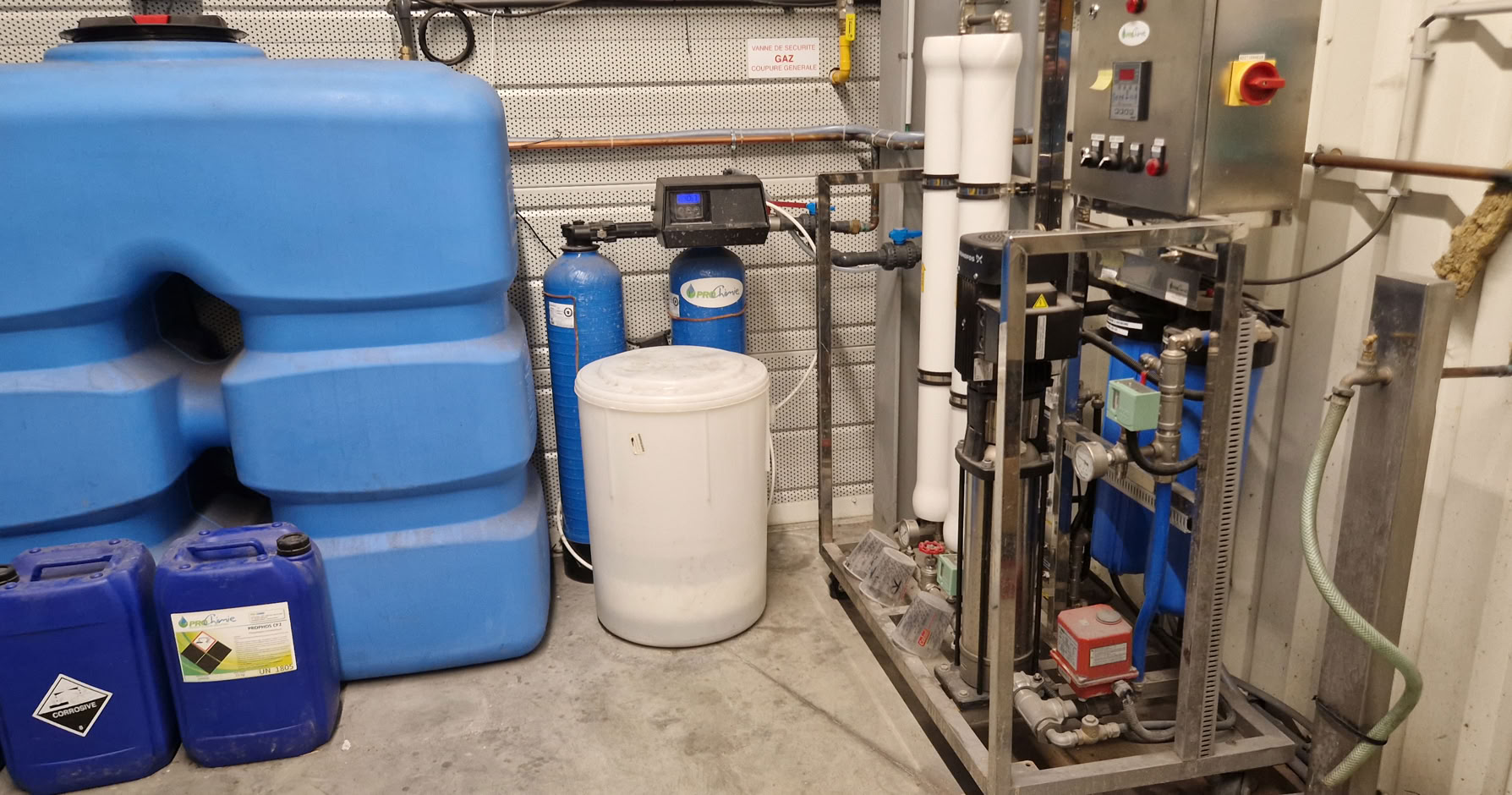 Photographie En Niveaux De Gris Des échafaudages