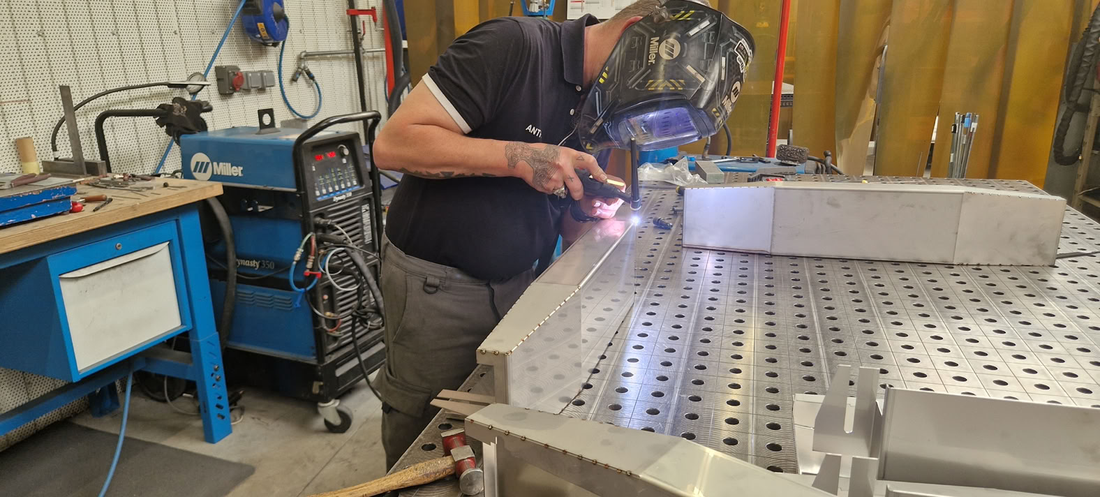 Photographie En Niveaux De Gris Des échafaudages